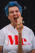 Silke (Bass-Babsi): Bassgitarre